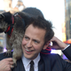 El director de las primeras dos películas de Guardianes de la Galaxia, James Gunn, con el mapache Oreo.